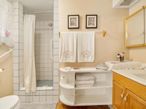 510 3 Street West, Cardston, AB - Indoor Photo Showing Bathroom