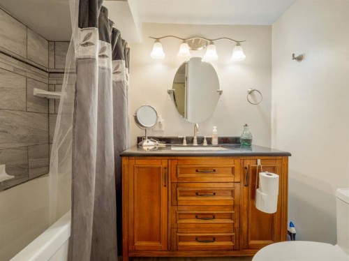 510 3 Street West, Cardston, AB - Indoor Photo Showing Bathroom