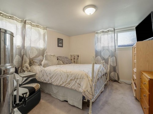 510 3 Street West, Cardston, AB - Indoor Photo Showing Bedroom