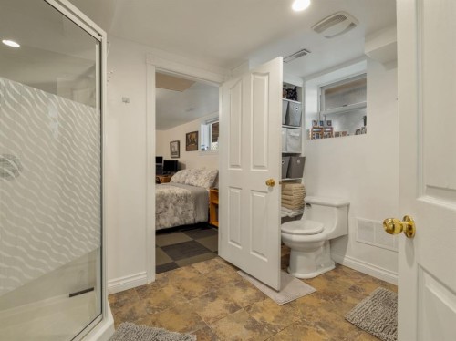 510 3 Street West, Cardston, AB - Indoor Photo Showing Bathroom