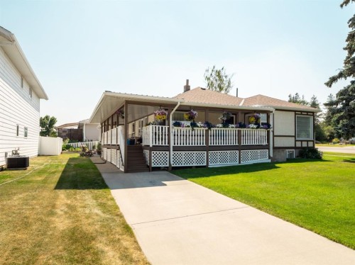 510 3 Street West, Cardston, AB - Outdoor With Deck Patio Veranda