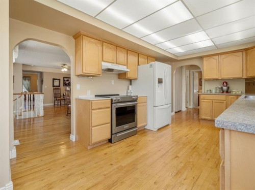 510 3 Street West, Cardston, AB - Indoor Photo Showing Kitchen