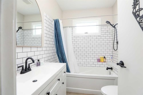 732 12B Street North, Lethbridge, AB - Indoor Photo Showing Bathroom