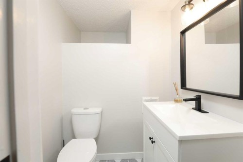 732 12B Street North, Lethbridge, AB - Indoor Photo Showing Bathroom
