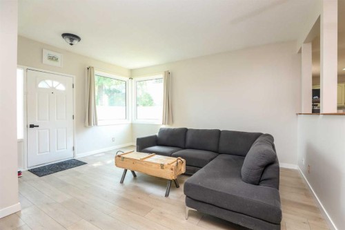 732 12B Street North, Lethbridge, AB - Indoor Photo Showing Living Room