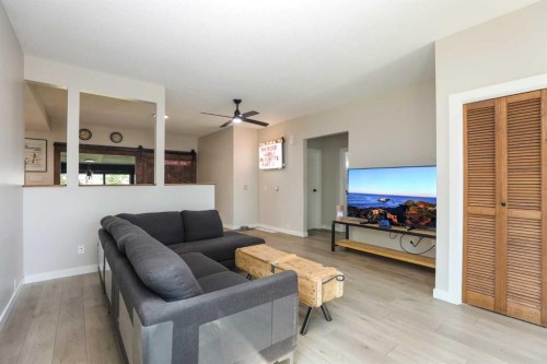 732 12B Street North, Lethbridge, AB - Indoor Photo Showing Living Room