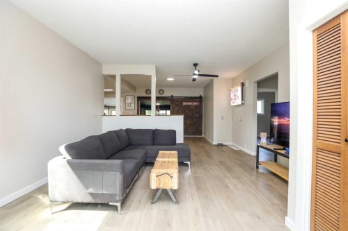 732 12B Street North, Lethbridge, AB - Indoor Photo Showing Living Room