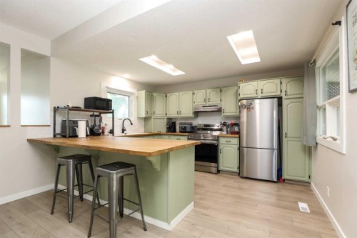 732 12B Street North, Lethbridge, AB - Indoor Photo Showing Kitchen