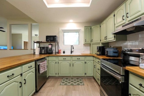 732 12B Street North, Lethbridge, AB - Indoor Photo Showing Kitchen