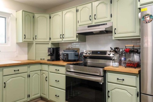 732 12B Street North, Lethbridge, AB - Indoor Photo Showing Kitchen