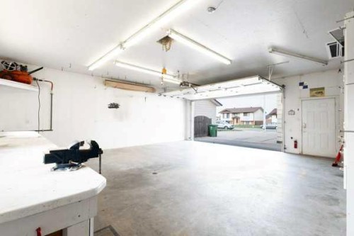 4106 Heirloom Crescent, Taber, AB - Indoor Photo Showing Garage