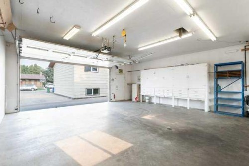 4106 Heirloom Crescent, Taber, AB - Indoor Photo Showing Garage
