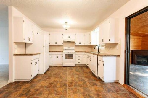 4106 Heirloom Crescent, Taber, AB - Indoor Photo Showing Kitchen