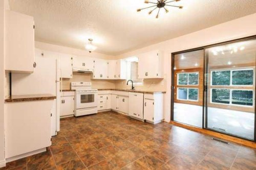 4106 Heirloom Crescent, Taber, AB - Indoor Photo Showing Kitchen
