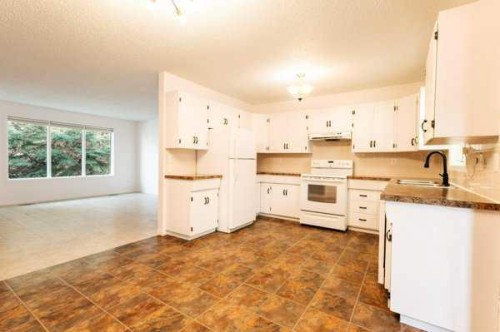 4106 Heirloom Crescent, Taber, AB - Indoor Photo Showing Kitchen