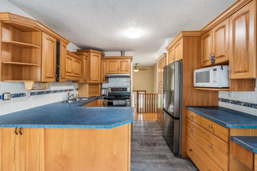11 Rutgers Crescent West, Lethbridge, AB - Indoor Photo Showing Kitchen With Double Sink