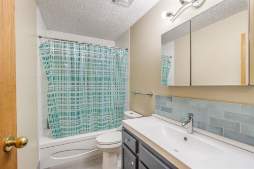 11 Rutgers Crescent West, Lethbridge, AB - Indoor Photo Showing Bathroom