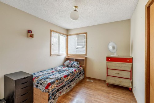 11 Rutgers Crescent West, Lethbridge, AB - Indoor Photo Showing Bedroom
