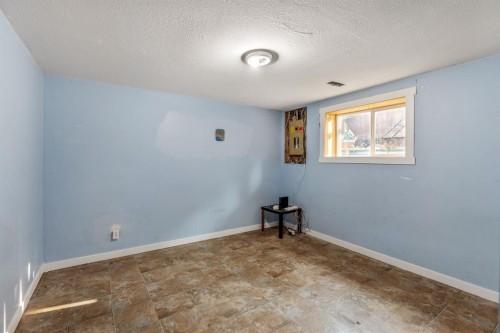 11 Rutgers Crescent West, Lethbridge, AB - Indoor Photo Showing Other Room