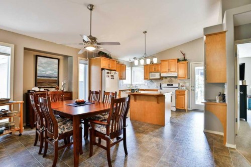 54 Rivercrest Court West, Lethbridge, AB - Indoor Photo Showing Dining Room