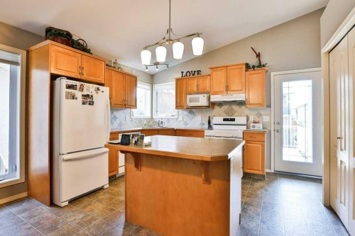 54 Rivercrest Court West, Lethbridge, AB - Indoor Photo Showing Kitchen