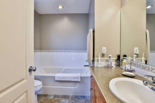 54 Rivercrest Court West, Lethbridge, AB - Indoor Photo Showing Bathroom