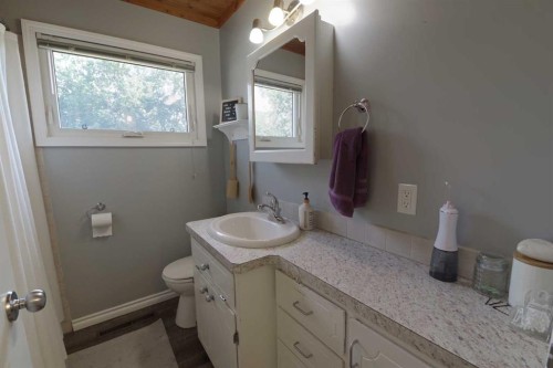 5408 45 Avenue, Taber, AB - Indoor Photo Showing Bathroom