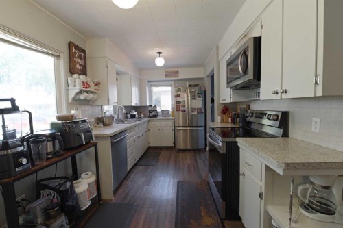 5408 45 Avenue, Taber, AB - Indoor Photo Showing Kitchen