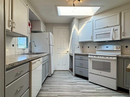 14 Dalhousie Court West, Lethbridge, AB - Indoor Photo Showing Kitchen