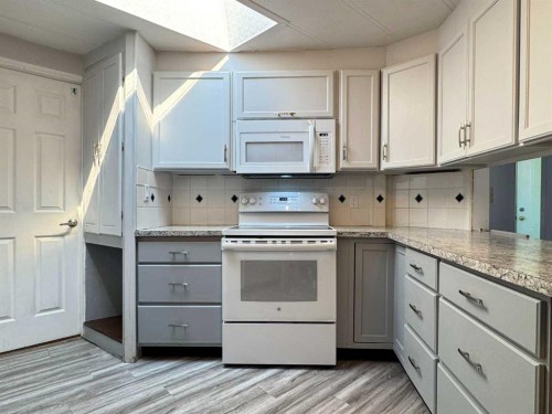 14 Dalhousie Court West, Lethbridge, AB - Indoor Photo Showing Kitchen