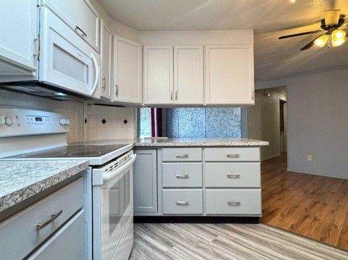 14 Dalhousie Court West, Lethbridge, AB - Indoor Photo Showing Kitchen