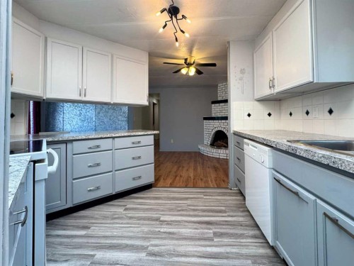 14 Dalhousie Court West, Lethbridge, AB - Indoor Photo Showing Kitchen