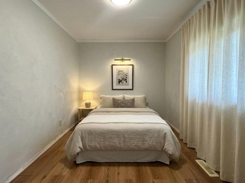 14 Dalhousie Court West, Lethbridge, AB - Indoor Photo Showing Bedroom