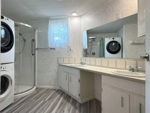 14 Dalhousie Court West, Lethbridge, AB - Indoor Photo Showing Laundry Room
