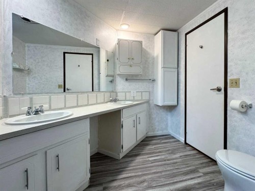 14 Dalhousie Court West, Lethbridge, AB - Indoor Photo Showing Bathroom