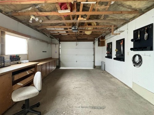 14 Dalhousie Court West, Lethbridge, AB - Indoor Photo Showing Garage