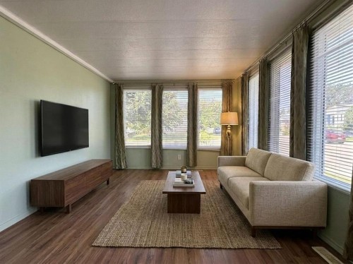 14 Dalhousie Court West, Lethbridge, AB - Indoor Photo Showing Living Room