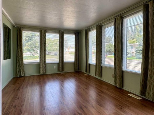14 Dalhousie Court West, Lethbridge, AB - Indoor Photo Showing Other Room