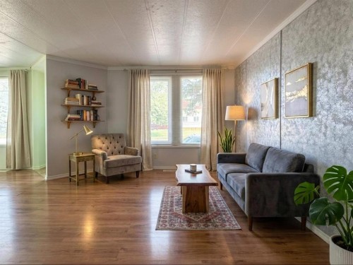 14 Dalhousie Court West, Lethbridge, AB - Indoor Photo Showing Living Room