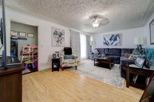 5113 2 Street West, Claresholm, AB - Indoor Photo Showing Living Room