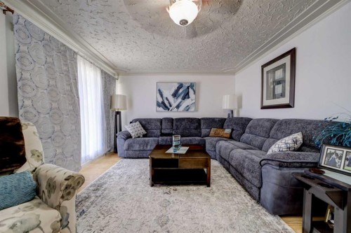 5113 2 Street West, Claresholm, AB - Indoor Photo Showing Living Room