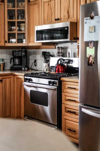 5113 2 Street West, Claresholm, AB - Indoor Photo Showing Kitchen