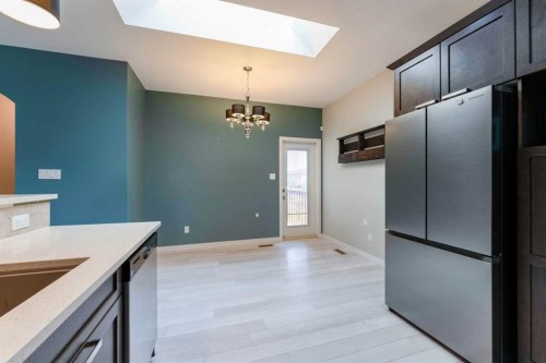 352 Crocus Terrace West, Lethbridge, AB - Indoor Photo Showing Kitchen