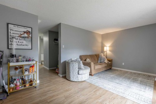 43-55 Lemoyne Crescent West, Lethbridge, AB - Indoor Photo Showing Living Room