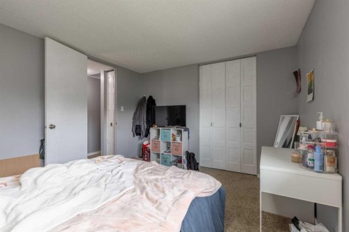 43-55 Lemoyne Crescent West, Lethbridge, AB - Indoor Photo Showing Bedroom