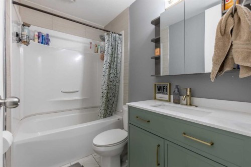 43-55 Lemoyne Crescent West, Lethbridge, AB - Indoor Photo Showing Bathroom