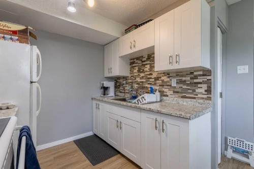 43-55 Lemoyne Crescent West, Lethbridge, AB - Indoor Photo Showing Kitchen