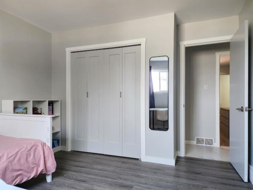 5122 5Th Street West, Claresholm, AB - Indoor Photo Showing Bedroom