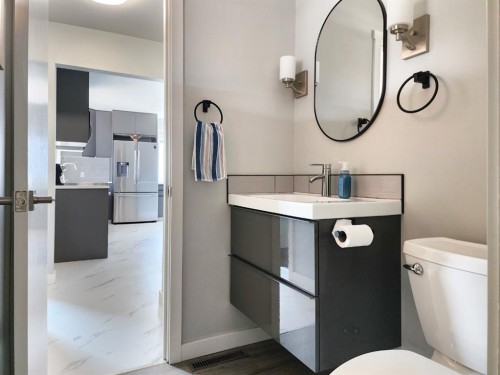 5122 5Th Street West, Claresholm, AB - Indoor Photo Showing Bathroom
