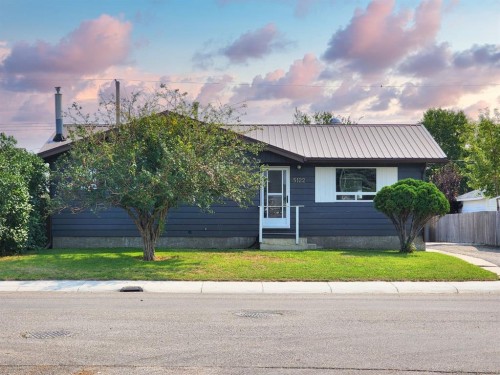 5122 5Th Street West, Claresholm, AB - Outdoor